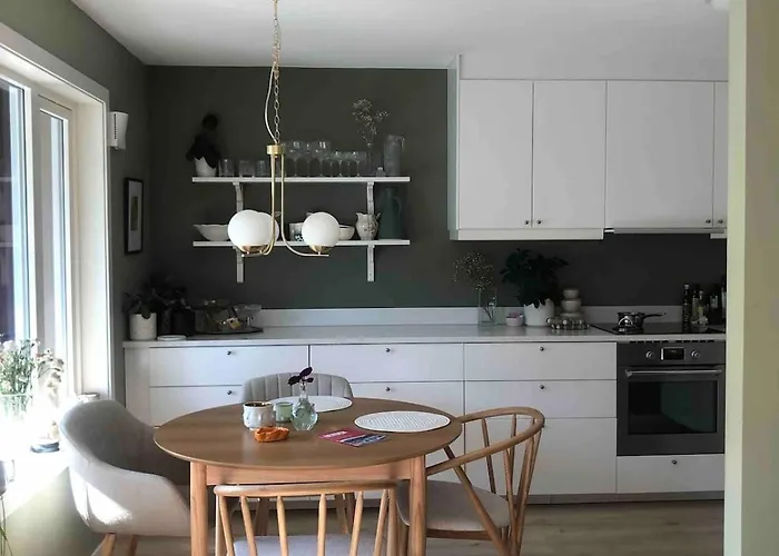 Newly Renovated 3-room *